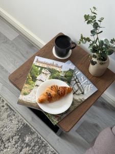 a table with a plate of food on top of it at Stunning 3 bed house - Wantage in Wantage +28 photos