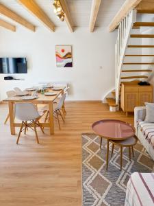 ein Wohnzimmer mit Tisch und Stühlen und einer Couch in der Unterkunft Maison familiale en montagne - 6 pers - Le Lioran in Saint-Jacques-des-Blats