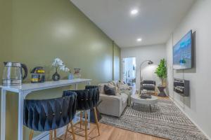 un salon avec un canapé et une table dans l'établissement City Escape with 2 Baths, 10 beds and We Pay Half Parking for 2 cars, NYC in 15 min, à Hoboken