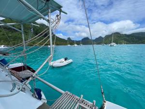 una barca in acqua con una persona su un canotto di Catamaran Amaya - séjour insolite sur le lagon de Moorea a Hauru