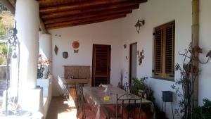 eine Terrasse mit einem Tisch in einem Haus in der Unterkunft Bed and Breakfast Villa Angelina in Lipari