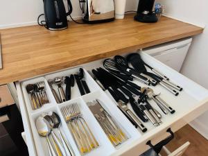 Nhà bếp/bếp nhỏ tại Modernes und großzügiges City-Apartment 66 qm - zentral und zum Wohlfühlen - Easy Stay Wuppertal +9 ảnh