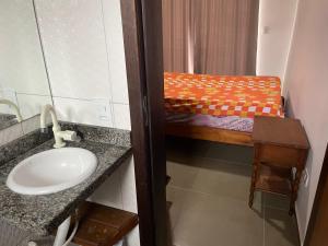 グァラトゥバにあるCasa surfのバスルーム(シンク、二段ベッド付) +14枚の写真