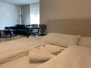 Un dormitorio con dos camas y una sala de estar. en Cozy Apartment 6 at Cathedral, en Colonia