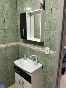 un baño con lavabo y espejo en Home Portal do Aconchego, en Foz do Iguaçu 14 fotos más