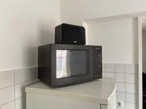 un microondas con altavoz encima en Cozy Apartment 6 at Cathedral, en Colonia