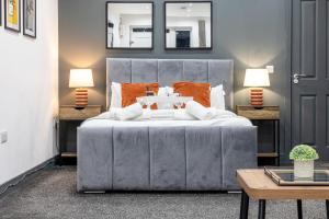 una camera da letto con un letto grande con due lampade di RNM - Business Contractor Ready, Quiet, Private Access & Entire Place, Kitchen & Washroom with amenities, Smart Tv, Easy Access, Fast Starlink WiFi, Parking Nearby a Old Hill