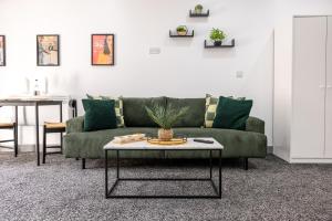 Χώρος καθιστικού στο RNM - Business Traveller Ready, Quiet, Private Access & Entire Place, Kitchen & Washroom with amenities, Smart Tv, Easy Access, Fast Starlink WiFi, Parking Nearby
