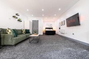 Χώρος καθιστικού στο RNM - Business Traveller Ready, Quiet, Private Access & Entire Place, Kitchen & Washroom with amenities, Smart Tv, Easy Access, Fast Starlink WiFi, Parking Nearby