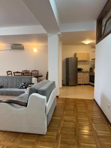 a living room with a couch and a kitchen at Gemelli in Igalo