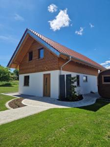 a house with a red roof and a green yard at Chalet Heimatzeit in Reichenbach