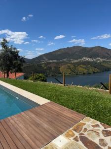 una piscina con vistas al lago en Douro House 222, en Castelo de Paiva 13 fotos más