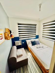 a small bedroom with a bed and a couch at Full House Santa Ana in Sampong