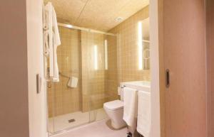 Ένα μπάνιο στο Hotel TuLiP International Near Delhi Airport +10 φωτογραφίες