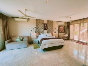 クタにあるVilla Mandalika Lombokの広いベッドルーム(ベッド1台、ソファ付) +38枚の写真