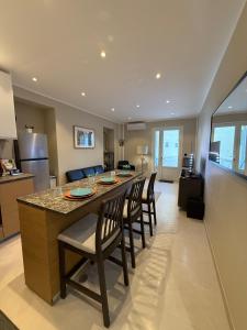 eine Küche und ein Wohnzimmer mit Tisch und Stühlen in der Unterkunft Cozy apartment with sea view Monaco in Beausoleil