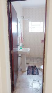 a bathroom with a sink and a toilet at Casa de hospedes 436 in Curitiba