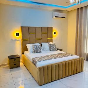 a bedroom with a large bed in a room at Cité La Vie in Douala