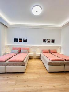 deux lits dans une chambre avec parquet dans l'établissement Old Town Prague Apartment, à Prague 31 autres photos