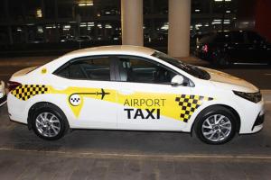 una macchina bianca con un cartello di taxi aeroportuale di Hotel AELA SUITES Near IGI Airport By GROSS GROUP a Nuova Delhi