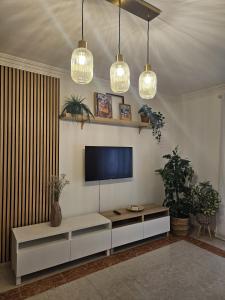 Μια τηλεόραση ή/και κέντρο ψυχαγωγίας στο Almada Apartment