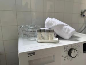 Un lave-linge et des serviettes sont fournis. dans l'établissement Mediterranean Blue Escape - 3BR Apartment with Balcony & Sea View, à Poljica