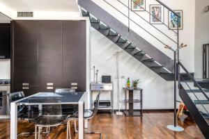 Fotografia z galérie ubytovania RED LOFTY Milano- Loft moderno comodo per Ippodromo, San Siro, Fiere e Politecnico, parking v Miláne