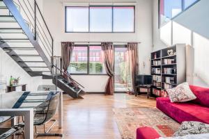 Posedenie v ubytovaní RED LOFTY Milano- Loft moderno comodo per Ippodromo, San Siro, Fiere e Politecnico, parking