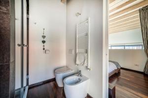 Kúpeľňa v ubytovaní RED LOFTY Milano- Loft moderno comodo per Ippodromo, San Siro, Fiere e Politecnico, parking