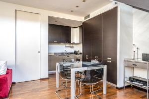 Kuchyňa alebo kuchynka v ubytovaní RED LOFTY Milano- Loft moderno comodo per Ippodromo, San Siro, Fiere e Politecnico, parking