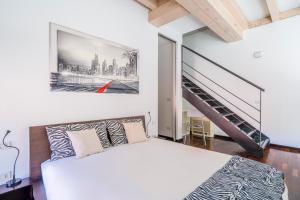 Posteľ alebo postele v izbe v ubytovaní RED LOFTY Milano- Loft moderno comodo per Ippodromo, San Siro, Fiere e Politecnico, parking