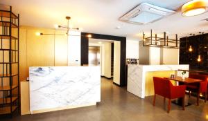 Kuchyň nebo kuchyňský kout v ubytování Taksim Hotel V Plus