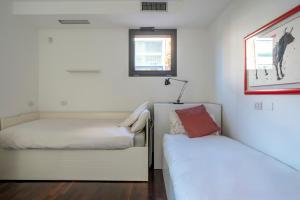 Posteľ alebo postele v izbe v ubytovaní RED LOFTY Milano- Loft moderno comodo per Ippodromo, San Siro, Fiere e Politecnico, parking