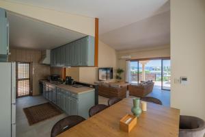 Η κουζίνα ή μικρή κουζίνα στο 5月OPEN!うるま市 Villa Ishikawa-sea view