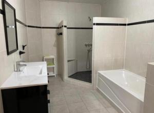 Ванна кімната в Spring Garden Mobay Resort