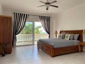 Ліжко або ліжка в номері Spring Garden Mobay Resort