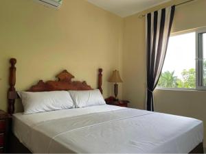 Ліжко або ліжка в номері Spring Garden Mobay Resort