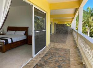 Ліжко або ліжка в номері Spring Garden Mobay Resort