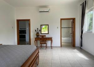 Ліжко або ліжка в номері Spring Garden Mobay Resort
