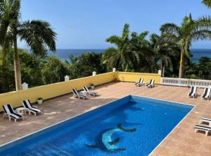 Басейн в Spring Garden Mobay Resort або поблизу