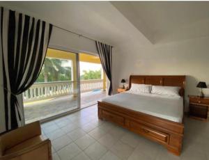 Ліжко або ліжка в номері Spring Garden Mobay Resort