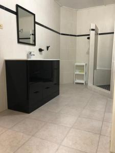 Ванна кімната в Spring Garden Mobay Resort