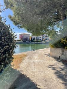 Photo de la galerie de l'établissement Appartement neuf avec vue, à Mallemort