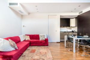 Kuchyňa alebo kuchynka v ubytovaní RED LOFTY Milano- Loft moderno comodo per Ippodromo, San Siro, Fiere e Politecnico, parking