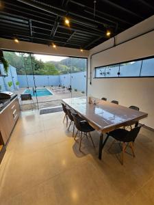a large dining room with a large table and chairs at Casa Container in Águas de Lindóia
