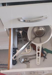 a drawer filled with lots of kitchen utensils at Apto 1 Central em Fátima do Sul térreo in Fatima do Sul