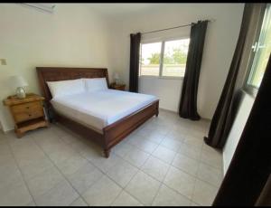 Ліжко або ліжка в номері Spring Garden Mobay Resort