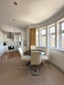 Kuchyň nebo kuchyňský kout v ubytování Edgware Bright 2 Bedrooms,