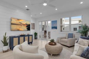 Χώρος καθιστικού στο Oceanfront Islamorada Townhome with Dock and Pool