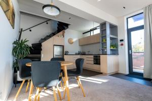 ダニーデンにあるDeluxe Inner-City Apartment on Morayのテーブルと椅子のあるキッチンとダイニングルーム +27枚の写真